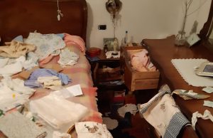 Tentano una truffa, ma la nonnina di 92 anni li prende a bastonate