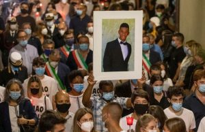 Applausi e magliette bianche al funerale di Willy Monteiro, presente anche il premier Conte