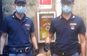 Agenti della Polizia di Stato salvano un gattino intrappolato