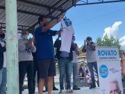 Salvini incontra i cittadini di Rovato e mostra la maglia di Tonali