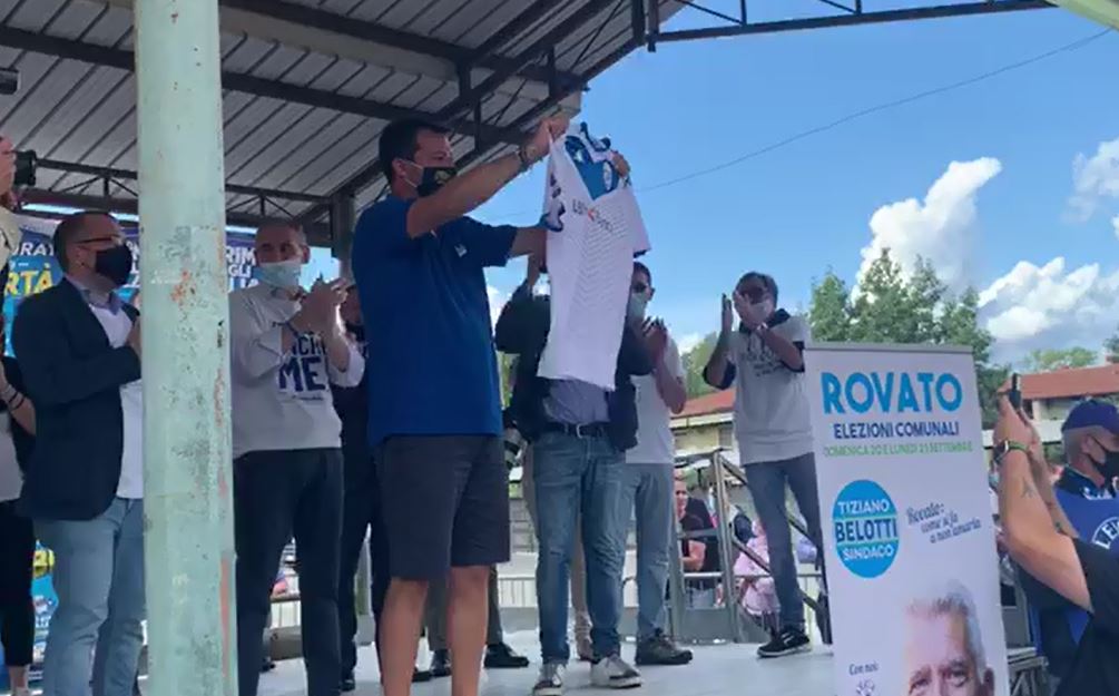 Salvini incontra i cittadini di Rovato e mostra la maglia di Tonali