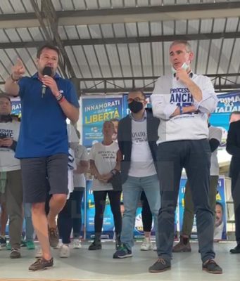 Salvini al sostenitore, “no, meglio un bicchiere di Franciacorta che farsi due canne”