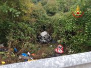 Furgone in una scarpata a Ossimo, paura per i cinque a bordo