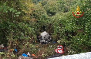 Furgone in una scarpata a Ossimo, paura per i cinque a bordo