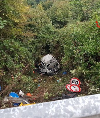 Furgone in una scarpata a Ossimo, paura per i cinque a bordo