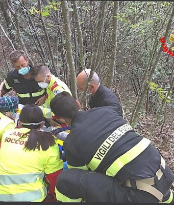 Darfo: cade sul sentiero e viene soccorsa dai Vigili del Fuoco