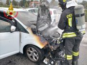 Auto prende fuoco dopo l’incidente, nessun ferito