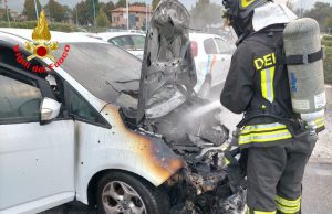 Auto prende fuoco dopo l’incidente, nessun ferito