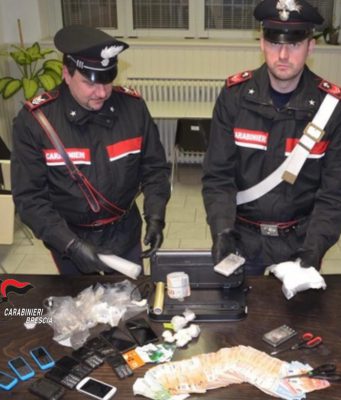 Crea mercato di spaccio con consegna a domicilio: arrestato pusher irregolare