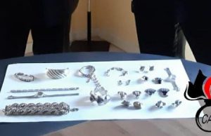 Nascondeva una federa piena d’argenteria, denunciato