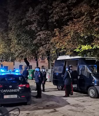 Escono di casa perché annoiati, la passeggiata “costa” 400 euro a testa