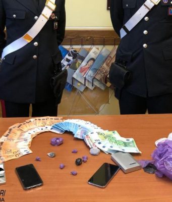 Spaccio di droga e permesso di soggiorno scaduto: in manette due uomini