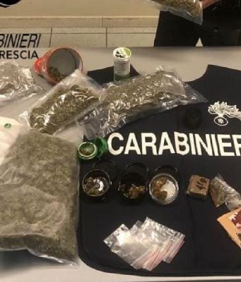 Si presenta in caserma con un forte odore di marijuana, arrestato