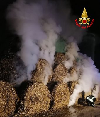 200 rotoballe in fumo a Borgo San Giacomo. Notte di lavoro per i Vigili del Fuoco di Brescia