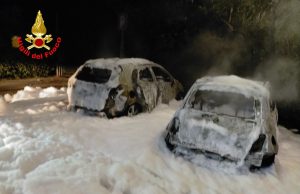 Auto in fiamme a San Felice del Benaco. Intervengono i Vigili del Fuoco di Brescia con le “schiume”