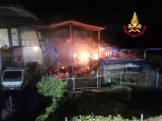 Calcinato, fiamme in un fienile. 6 squadre dei Vigili del Fuoco per domare le fiamme
