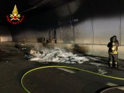Roulotte in fiamme in galleria, chiusa la Statale 42