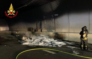 Roulotte in fiamme in galleria, chiusa la Statale 42
