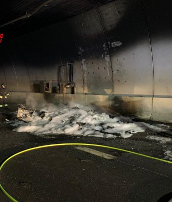 Roulotte in fiamme in galleria, chiusa la Statale 42