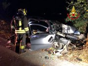 Chiari, auto contro un albero. Gravi due giovani
