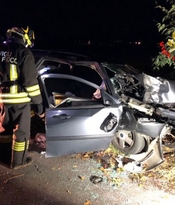 Chiari, auto contro un albero. Gravi due giovani