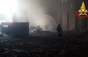 Fiamme in un capannone a Borgosatollo: intervengono i Vigili del Fuoco