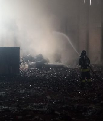 Fiamme in un capannone a Borgosatollo: intervengono i Vigili del Fuoco