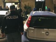Prima aggredisce gli ospiti dell’hotel, poi tenta di corrompere gli agenti