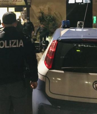 Prima aggredisce gli ospiti dell’hotel, poi tenta di corrompere gli agenti