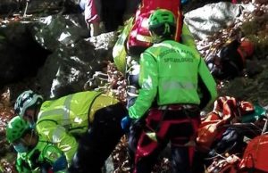 Esce per raccogliere le castagne e scivola, recuperato dal Soccorso alpino