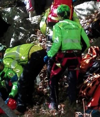 Esce per raccogliere le castagne e scivola, recuperato dal Soccorso alpino