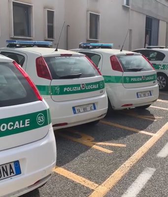 Sperona l’auto della Polizia locale e prova a investire un agente, arrestato spacciatore
