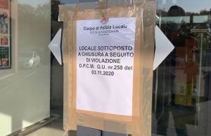 In vendita prodotti non consentiti dal decreto, sigilli a due supermercati