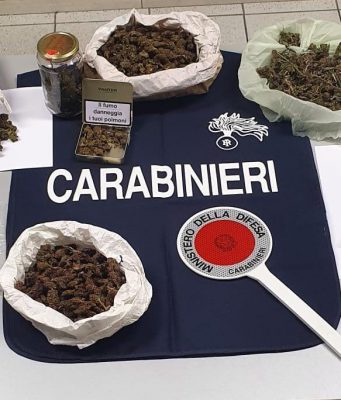 Uniti nell’amore e nello spaccio, si accusano a vicenda davanti ai Carabinieri