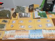 Fermato mentre spacciava, a casa aveva una scorta di un chilo di droga