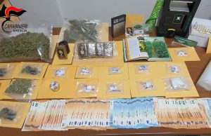 Fermato mentre spacciava, a casa aveva una scorta di un chilo di droga