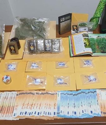 Fermato mentre spacciava, a casa aveva una scorta di un chilo di droga