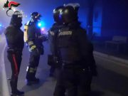 Brucia l’ingresso di un negozio e poi si barrica in casa, in campo il negoziatore