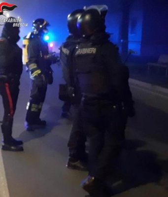 Brucia l’ingresso di un negozio e poi si barrica in casa, in campo il negoziatore