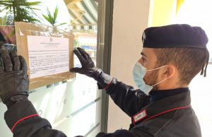 Sorseggiavano l’aperitivo in un bar, multe e chiusura