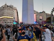 L’avvocato di Maradona: “Ambulanza arrivata in ritardo”. In migliaia alla camera ardente, tensione fra i tifosi e assembramenti