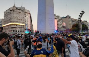 L’avvocato di Maradona: “Ambulanza arrivata in ritardo”. In migliaia alla camera ardente, tensione fra i tifosi e assembramenti