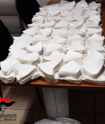 Trasportava 102 mila mascherine prodotte abusivamente. Multa da 42mila euro