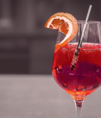 Serviva aperitivi dopo le 18 dalla finestra sul retro, multa e bar chiuso
