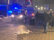 Manifestazione a Brescia, raccoglie una bomba carta lanciata sul marciapiede dove c’erano bambini e gli esplode in mano