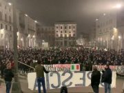 Manifestazione contro il Dpcm, cori e proteste contro il Governo. Poi un gruppetto tenta di alzare la tensione