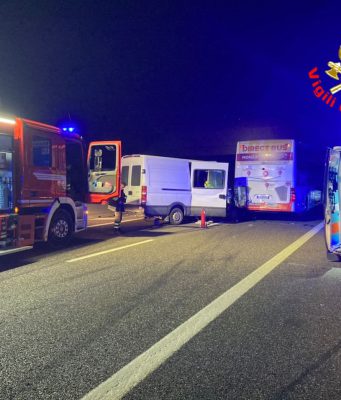 Violenta carambola fra un pullman, un furgone e tre auto