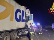 Violento scontro in A4 a Calcinato tra due camion. I due conducenti in gravi condizioni