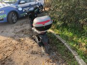 In scooter elettrico senza targa, assicurazione, casco e patente. Maxi multa