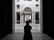 “Il peso del tempo sospeso”, il rinoceronte che stupisce al Quadroportico